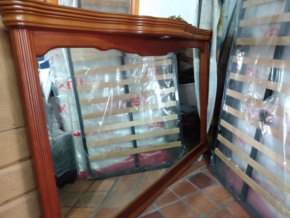 Magnífico espelho em cerejeira
