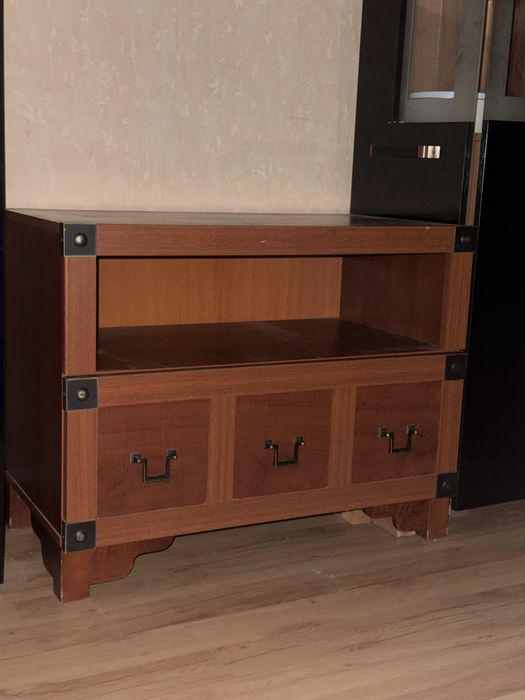 2 małą szafkę z szufladami