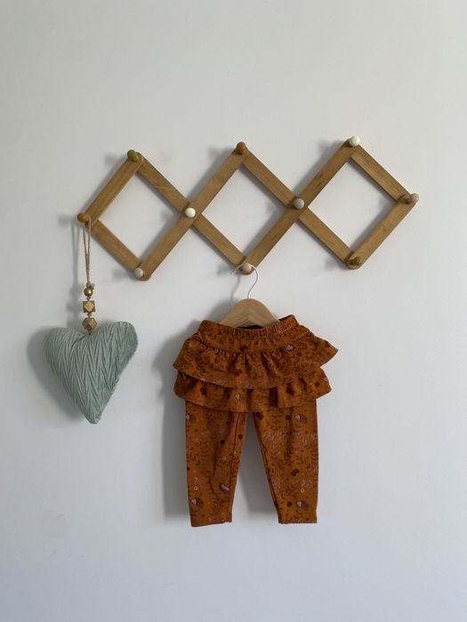 Legginsy minymo 68/74 falbanki musztardowe  jeże