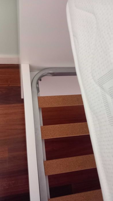 Cama lacada com estrato e colchão