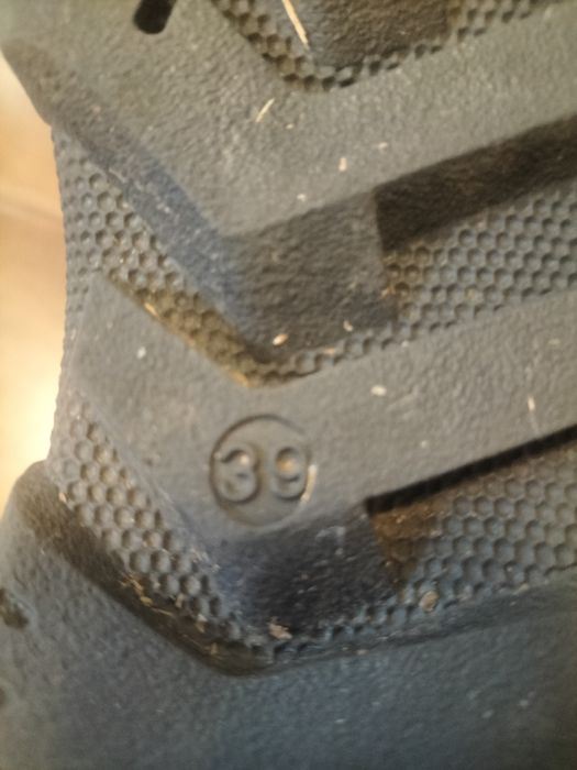 Продам зимние кроссовки на мальчика