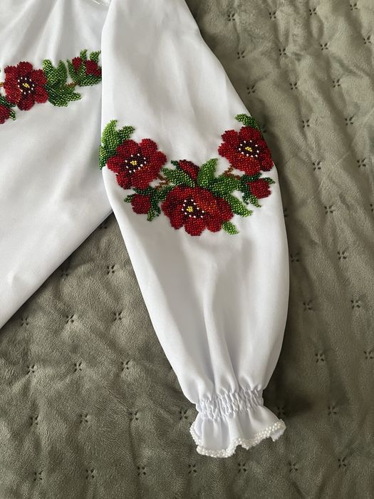Вишиванка з бісером (червоні маки)