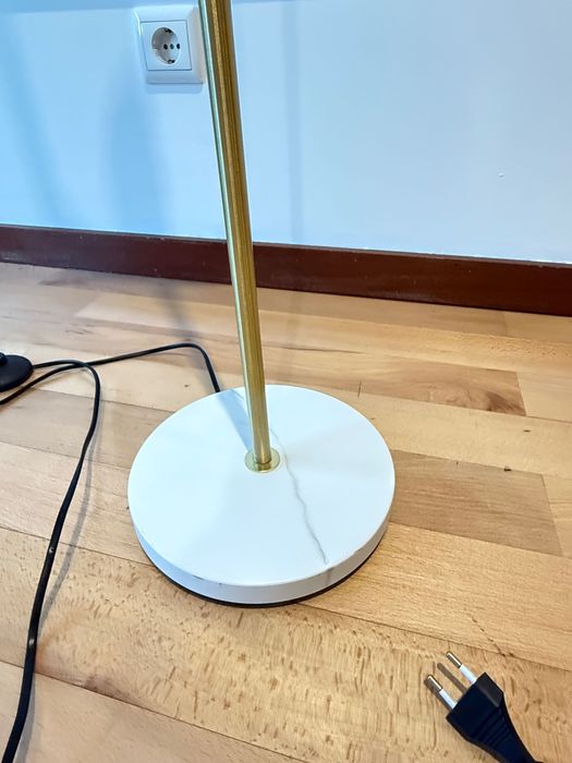 Candeeiro de pé alto dourado