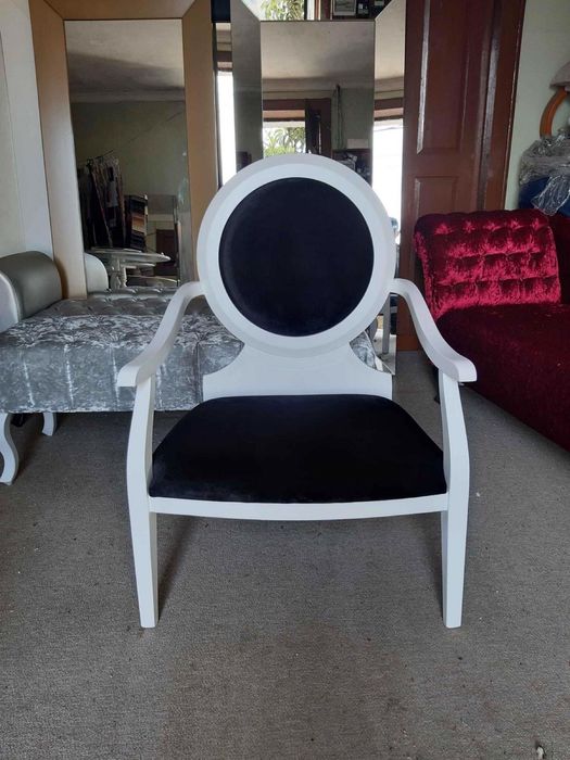 Cadeirao em branco lacado.