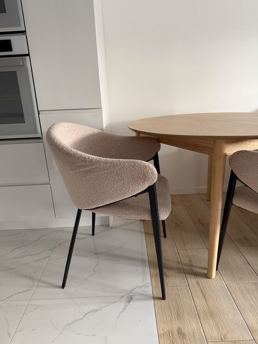 Krzesła glamour beżowe boucle komplet