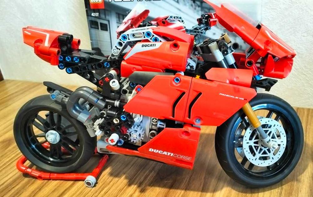LEGO Technic 42107 Ducati Panigale V4 R
