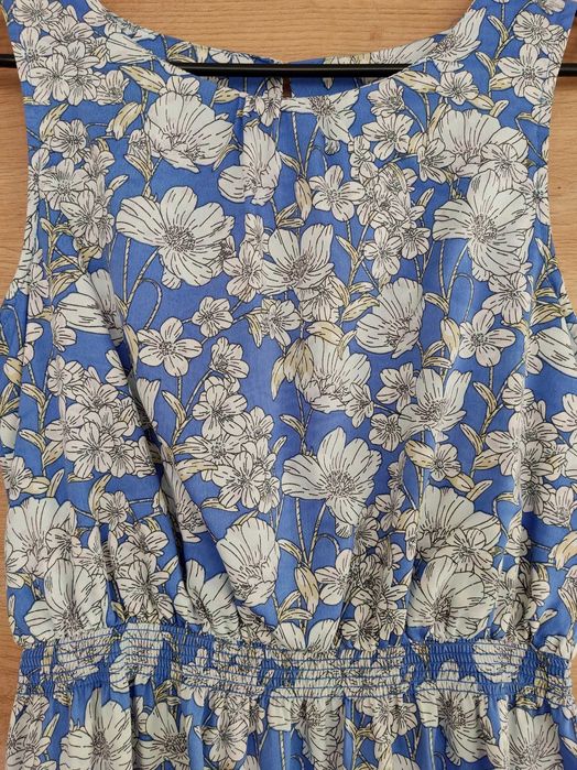 Sukienka krótka w kwiaty wzorzysta niebiesko-kremowa na szelkach