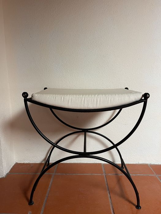 Banco em ferro com almofada