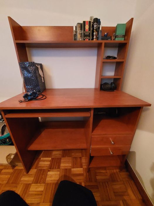 Secretária castanha 60€