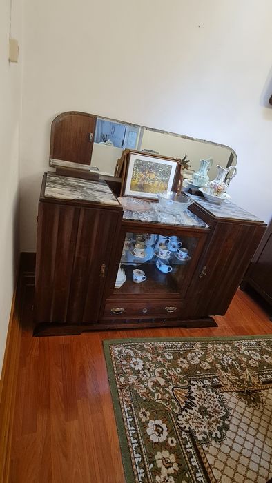 Sala antiga com 2 aparadores mesa e cristaleira