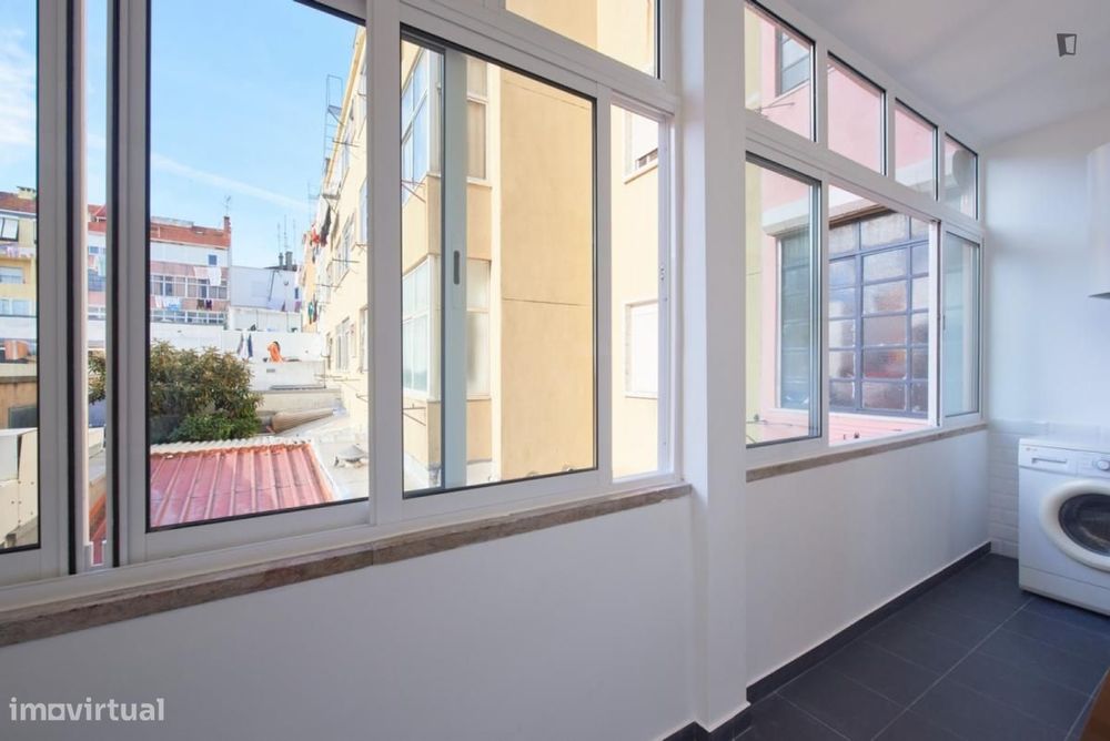 Quarto - localizado em Amadora Lisbon