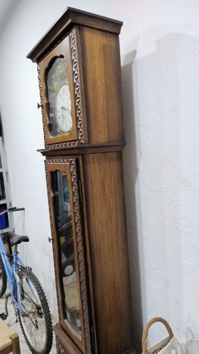 Relógio mecânico de pé alto