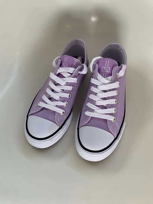 Ténis lilás em lona. Usados apenas uma vez
