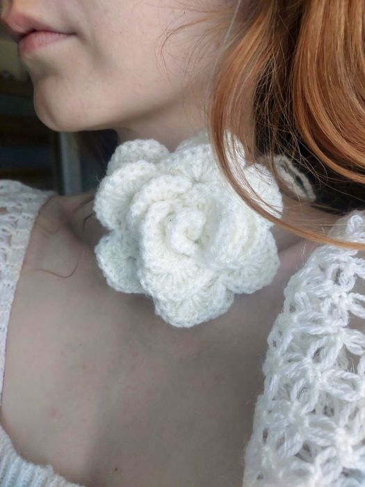 Biały choker, naszyjnik przypinka kwiat biała elegancka