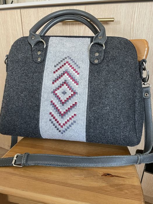 Filcowa torebka skórzane rączki Farbotka