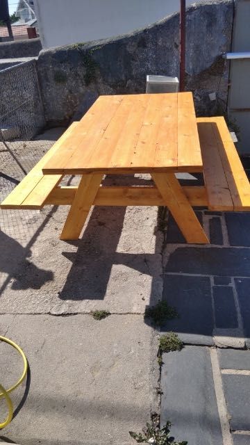 Mesas piquenique e outros modelos em madeira
