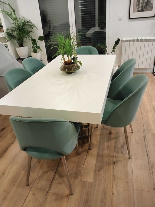 Mesa de sala com cadeiras