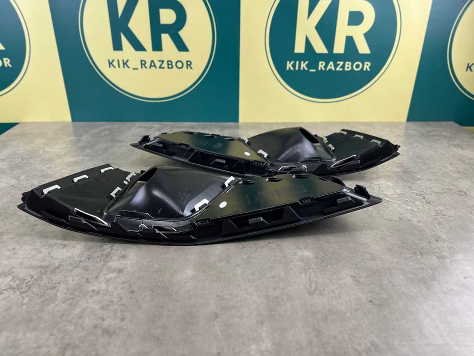 Решітка в бампер  S Line (до peст.) AUDI A4 (B9) 8W0807682 / 8W0807681