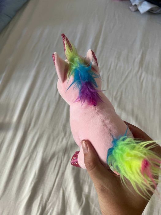 Peluche unicórnio rosa com crina arco-íris e cascos brilhantes