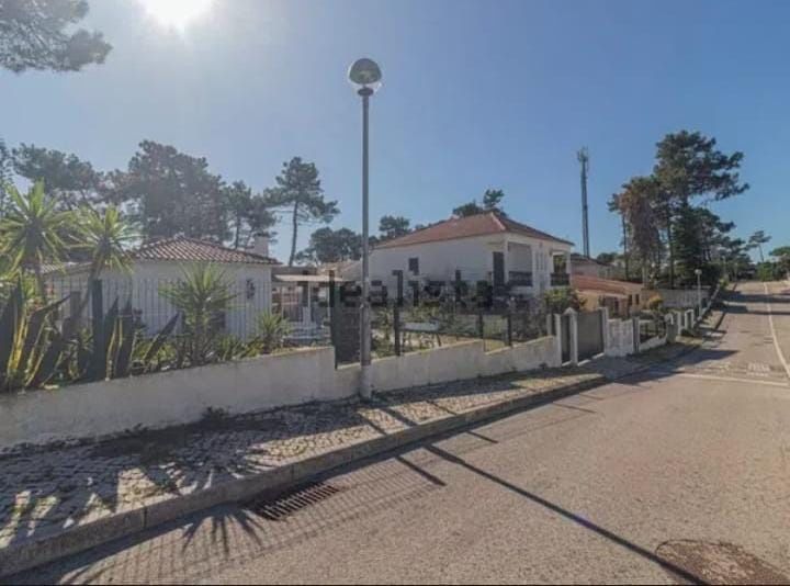 Lagoa de Albufeira. Moradia térrea com estrutura para o segundo andar.