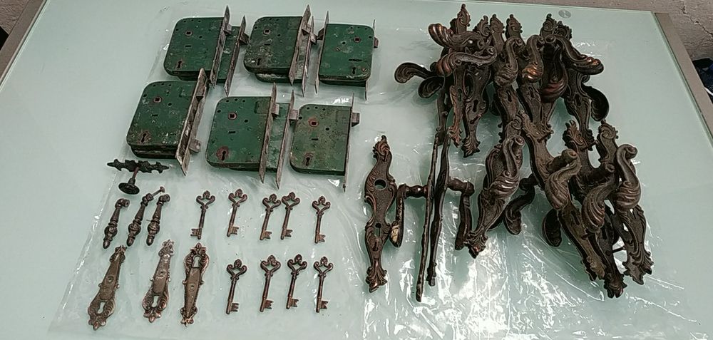 Lote de 10 puxadores e 10 fechaduras Vintage com chaves