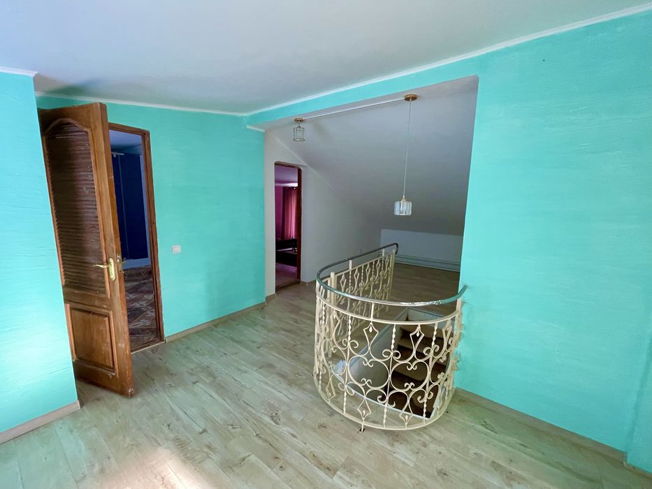 Продам двоповерховий будинок в Центрі!