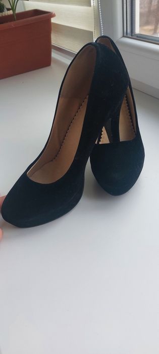 Чорні замшеві туфлі