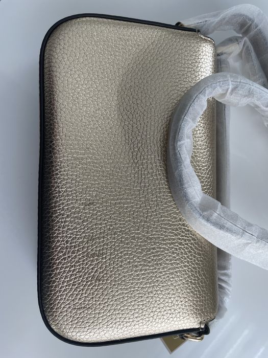 Нова сумка Michael Michael Kors Jet Set Travel, натуральна шкіра, колір pale gold, оригінал, є невеликий дефект.