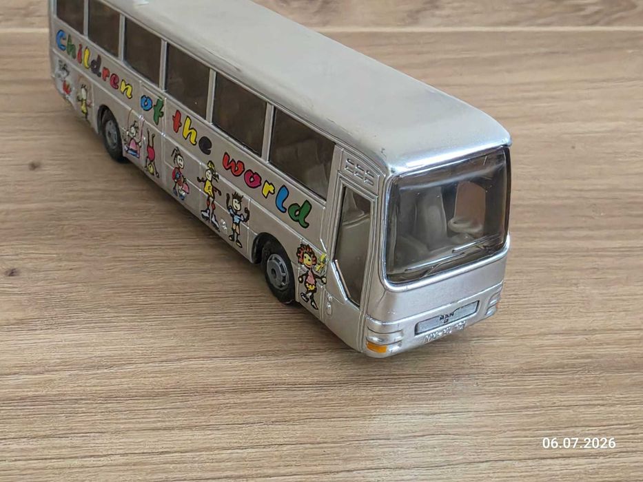 Siku 1624 - MAN autokar szkolny autobus
