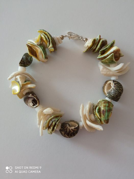 Bransoletka z masy perłowej oraz muszelek.