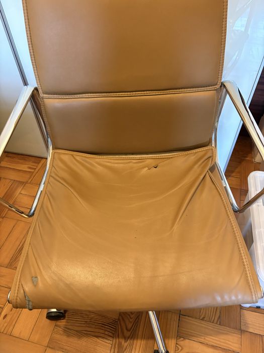 Cadeira de Escritório com rodas, Estilo Eames Soft Pad – Camel / Cromado