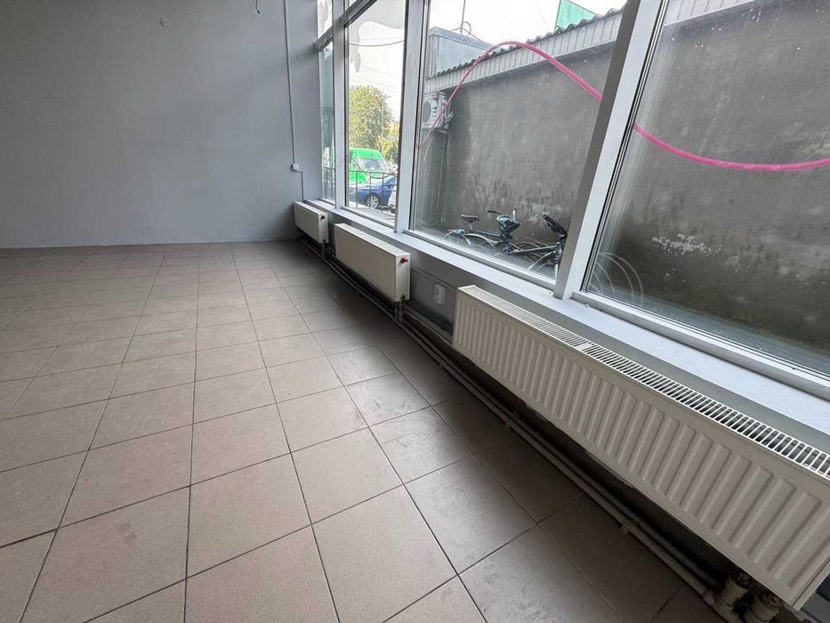 Здається ПРИМІЩЕННЯ 37 кв.м-магазин,салон з мокрою точкою, офіс- ФАСАД