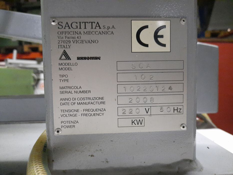 Máquina de meter fita e rebater