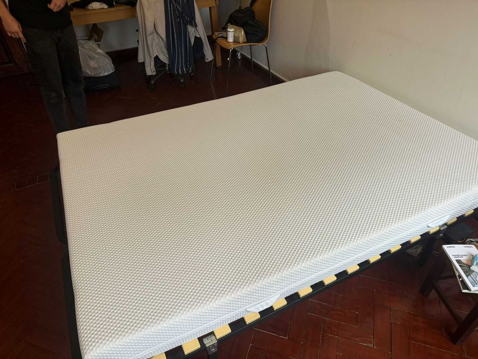 Estrado / base de cama da casal (IKEA) + dois colchões como NOVOS (IKEA)