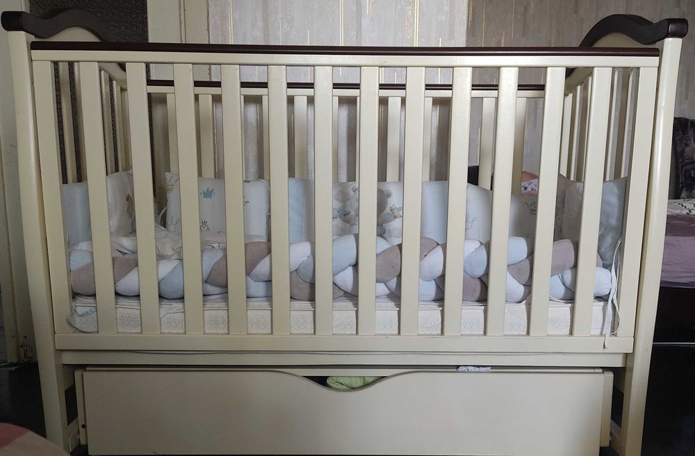 Дитяче ліжечко з матрасиком