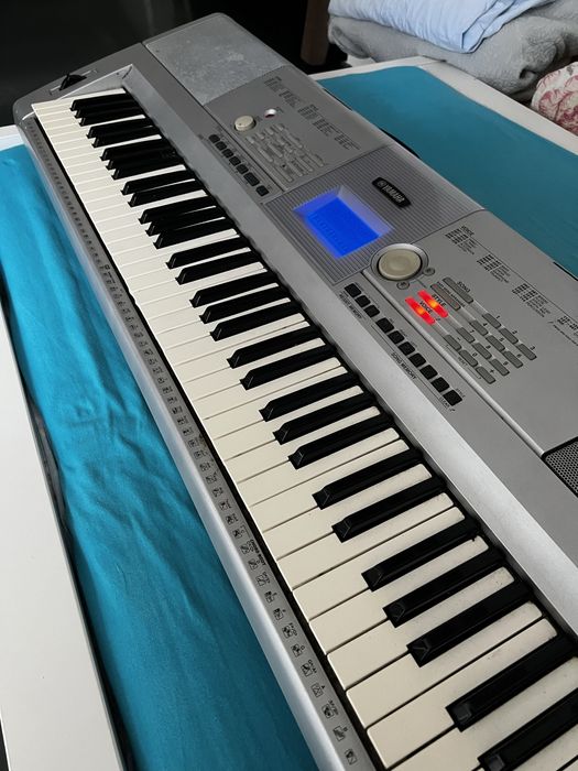 Teclado Yamaha DGX-205 – 76 Teclas Sensíveis ao Toque (Montijo)