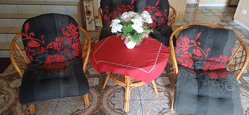 Zestaw mebli rattanowych – sofa, 2 fotele, stolik szklany – bardzo dob