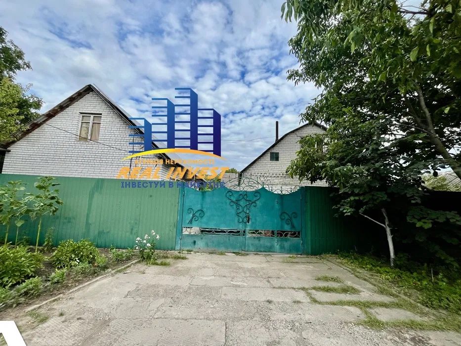 Продам два дома  на участке