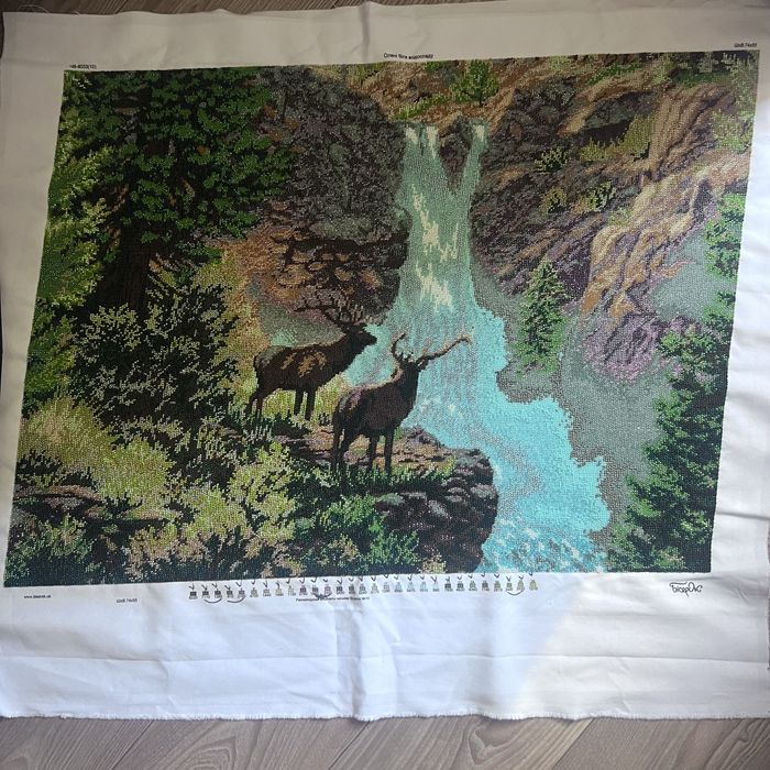 Картина з бісеру, Картина «Олені біля водоспаду»