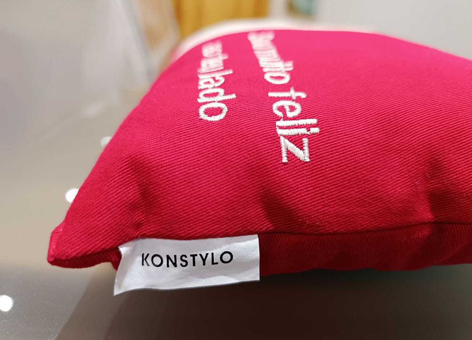 Pequena Almofada Romântica: "Sou muito feliz ao teu lado" - Como Nova!