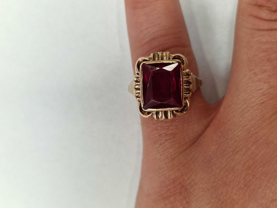 XX wiek! Złoty pierścionek damski/ 585/ 5.61 gram/ R15/ Korund
