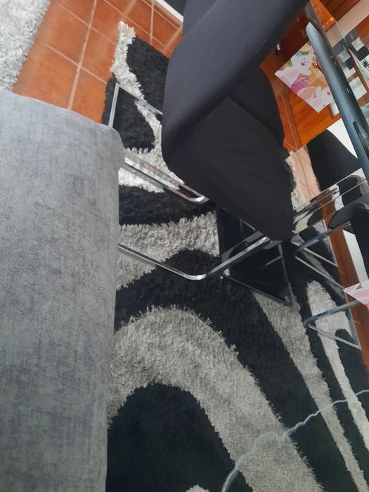 Carpete preta,branca e cinza