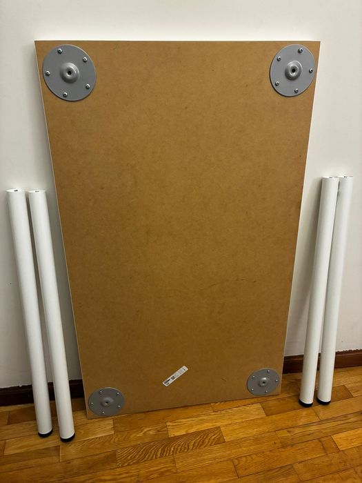Móveis Ikea - estante de metal, mesa escrivaninha, candeeiro de mesa
