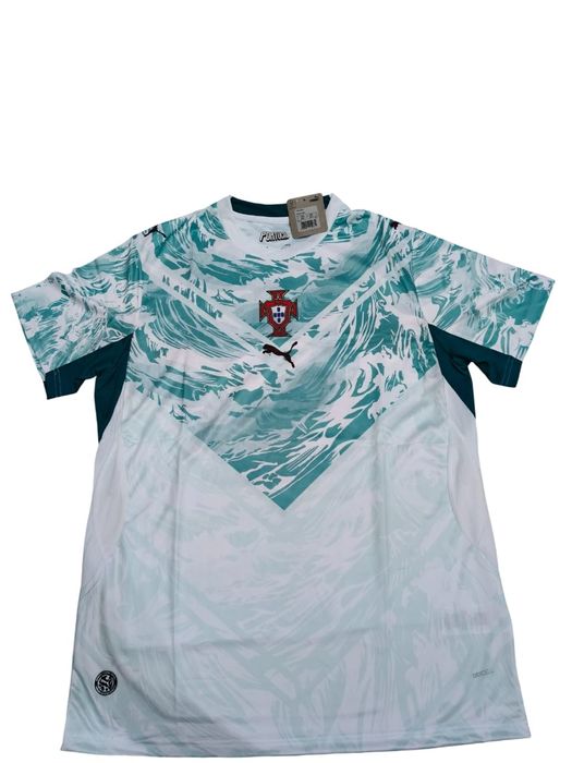 Camisola Seleção Nacional Portugal – Verde ÁguaModelo especial da seleção portuguesa com um design diferente e moderno.

Preço: 20,00€

Personalização