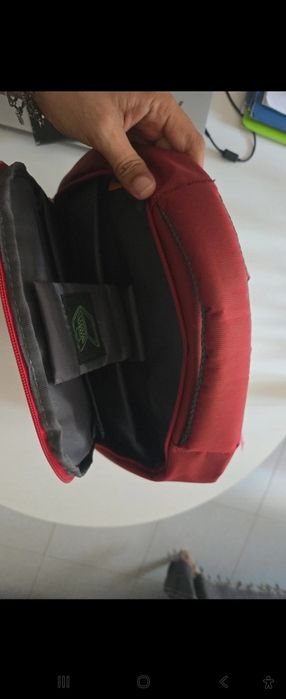 Mala cinzenta para PC e mochila vermelha para PC