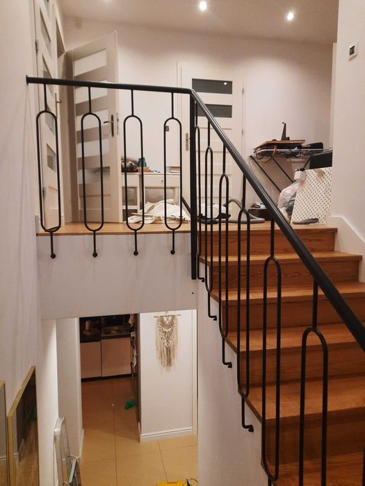 Balustrady wewnętrzne i zewnętrzne barierki poręcze balkony