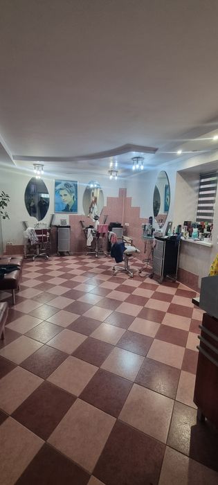 Здається салон краси.