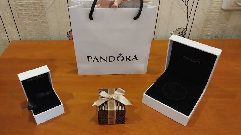 Продам  подарочный набор коробок и гофра  пакет сумочка.  PANDORA. Производство  Индонезия.Под браслет и кольца.