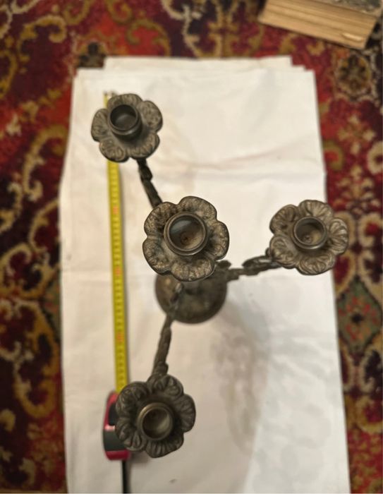 Świecznik czteroramienny mosiężny.