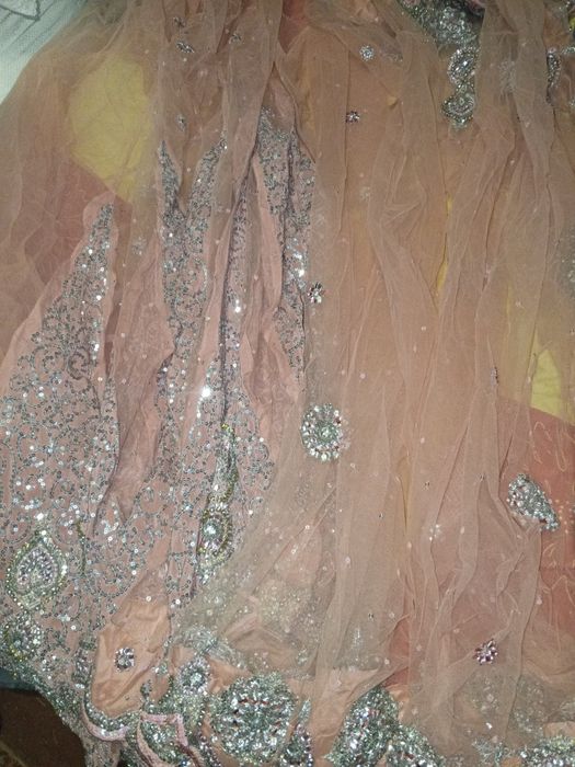 Розовое расшитое сари с чоли